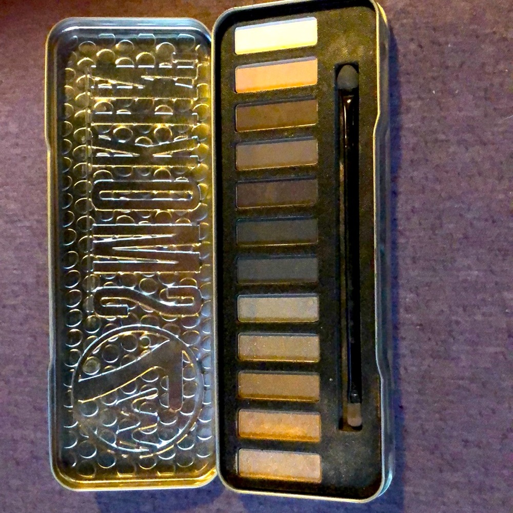 I’m selling a eyeshadow box